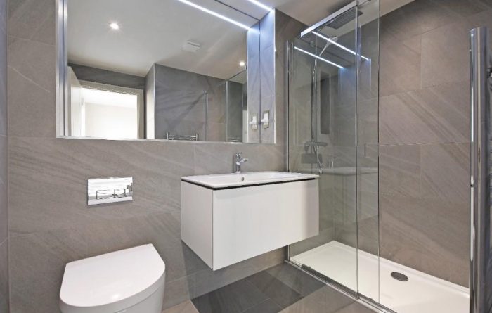2 Dukes place, bathroom 1