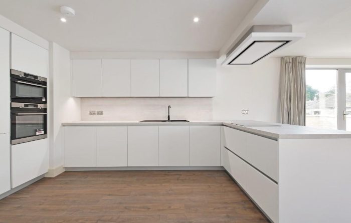 2 Dukes place kitchen