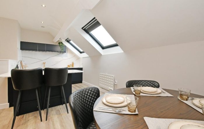 2 bed Apt Hutton Buildings kitchen table