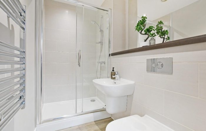 2 bed apt Hutton Buildings bathroom