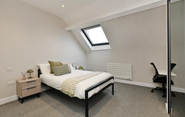 2 bed apt Hutton Buildings room