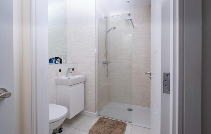 240 Abbeydale Road, bathroom, Ascent Lettings