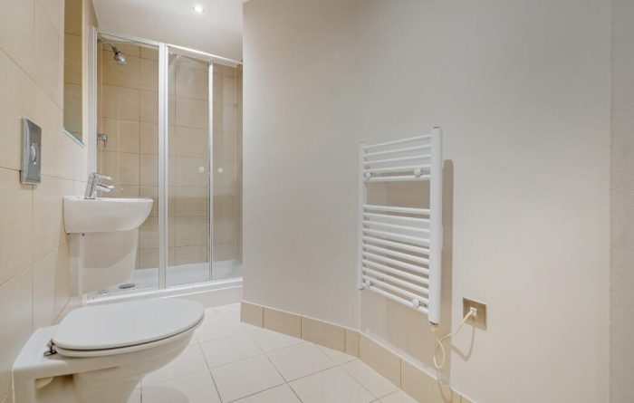 405, west one, bathroom