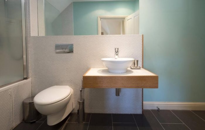 9 Totley hall, bathroom, Ascent Lettings