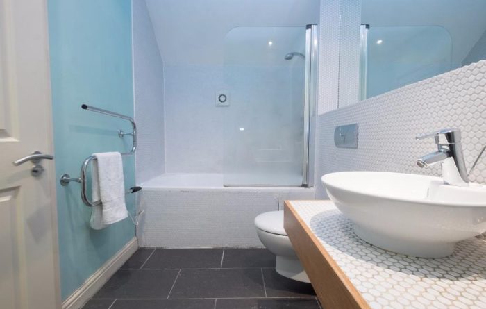 9 Totley hall, bathroom image 2, Ascent Lettings