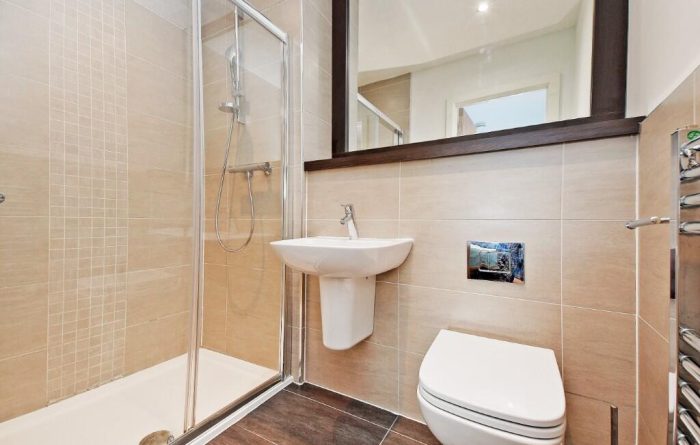 APT 6, Porterbrook, bathroom