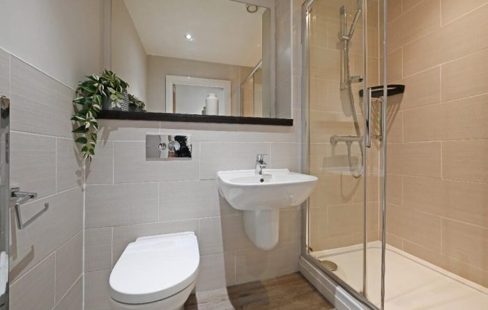 Apartment 28, Huttons Buildings, bathroom