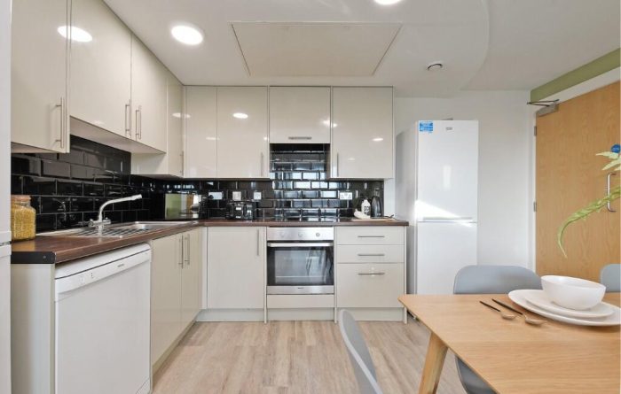 Sellers Wheel, Apt 2, kitch