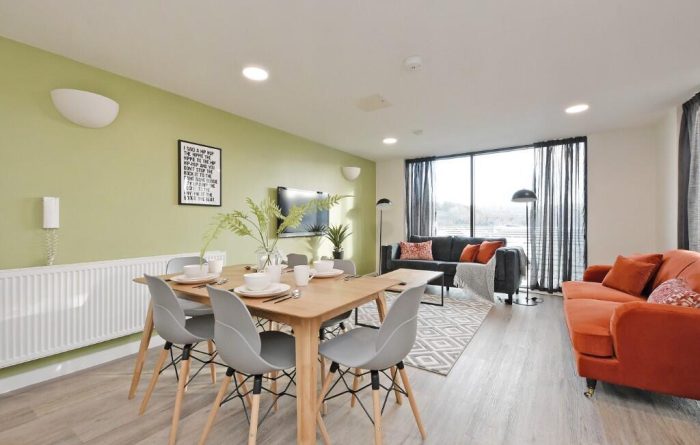 Sellers Wheel, Apt 2, table