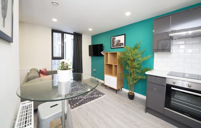 Sellers Wheel, Apt 3, table