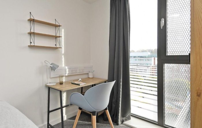 Sellers Wheel, Apt 4, desk