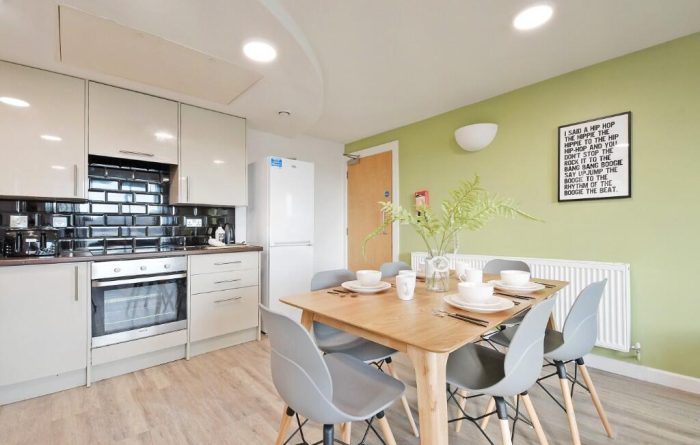 Sellers Wheel, Apt 4, kitch