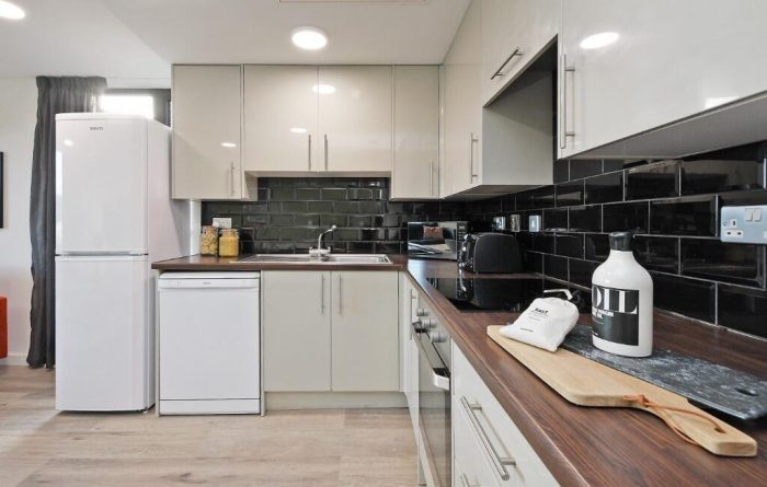 Sellers Wheel, Apt 4, kitchen