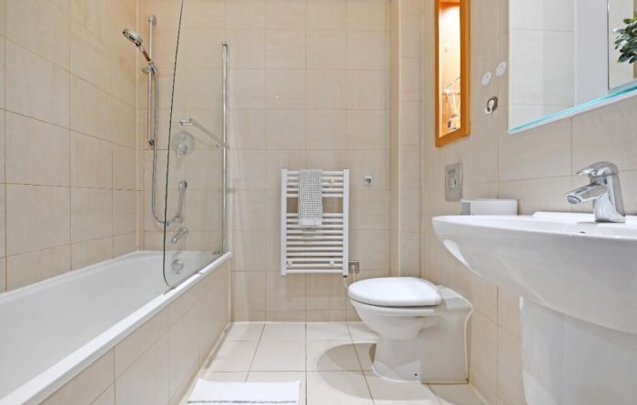 West One 2 Bed Apt, bathroom