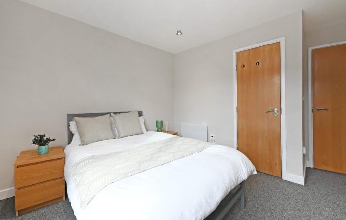 West One 2 Bed Apt, bed