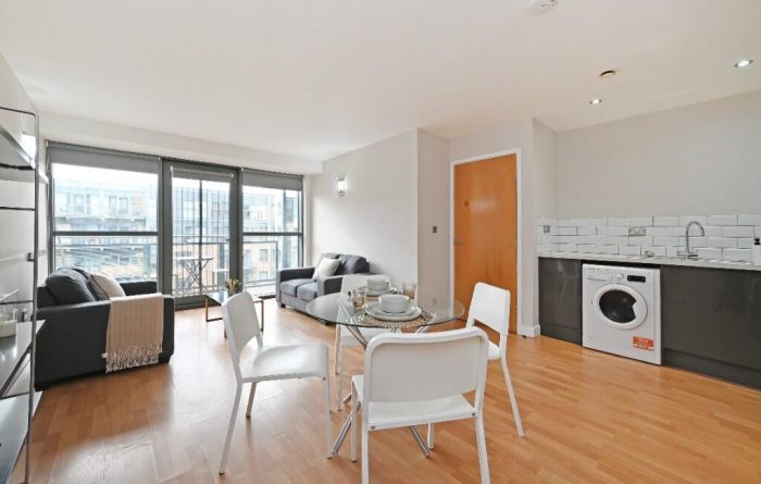 West One 2 Bed Apt, kitchen table