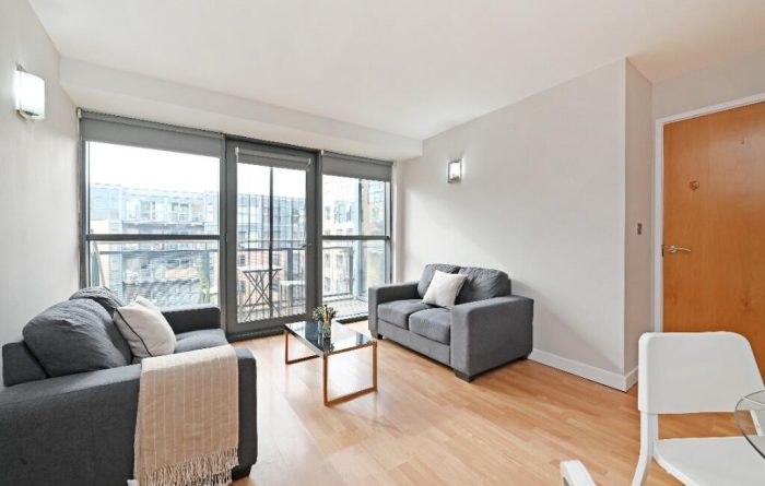 West One 2 Bed Apt, sofa
